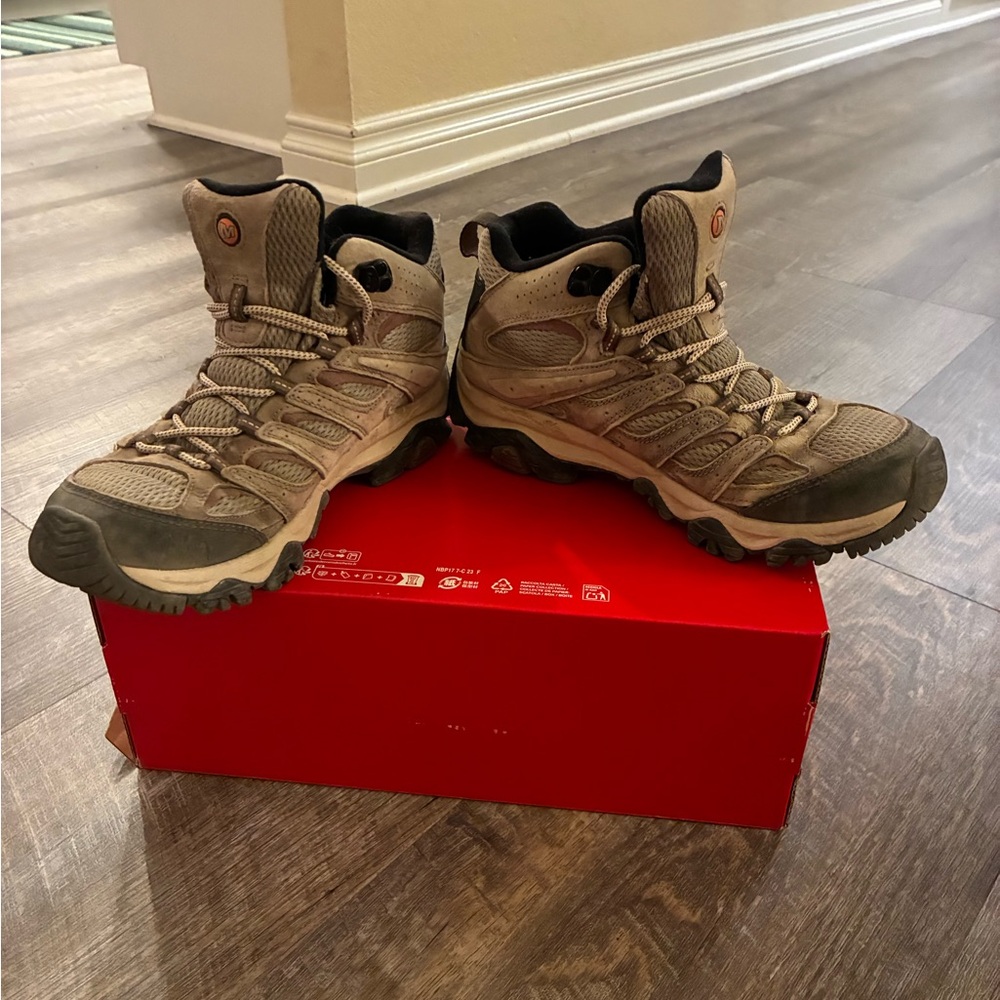 Merrell Women's Boots Moab’s 3 - 8.5 wide - Picture 9 of 10